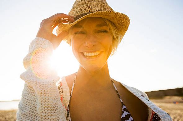 femme-été-plage-soleil-beaute-sable